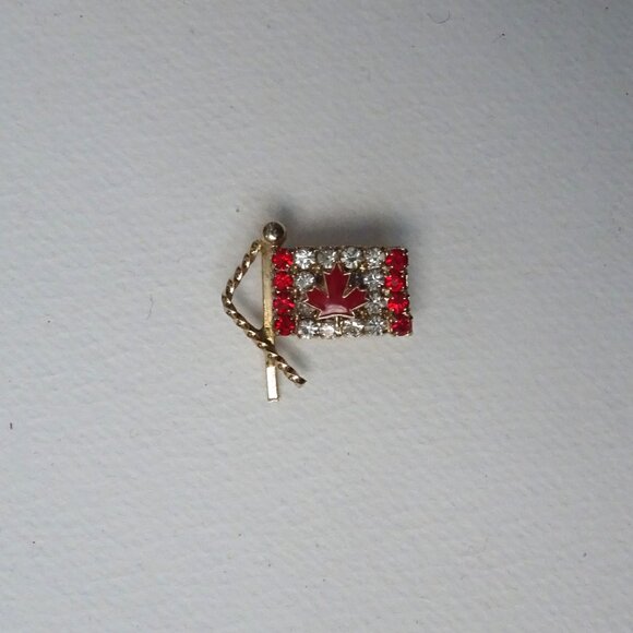Vintage Canada Flag Brooch 1970s - Picture 2 of 4
